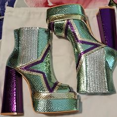 Brand New Nastygal 70's Style Platform Bootie. Platform 2 Inches High And Heel 6 Inches High Zooey Electra, Outfit Accessories Ideas, Diy Boots, 70s Platform Shoes, Space Boots, Painted Boots, Muses Shoes, Go Go Boots, Austin Powers