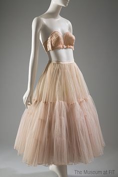 Dior 1947 Collection, Dior Tulle Skirt, Overwire Bra, Dior 1947, Dior New Look, Dior Skirt, Gonna In Tulle, Hyper Feminine, Hourglass Silhouette