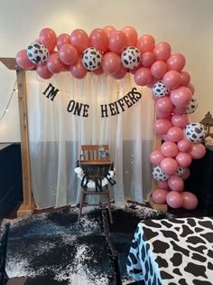 a balloon arch that says i'm one heifers