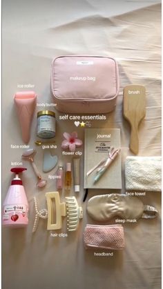 Summer Bag Essentials, Everyday Bag Essentials, Girly Christmas, School Bag Essentials, Travel Bag Essentials, Inside My Bag, Purse Essentials, Handbag Essentials