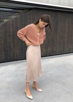 ♀ on Twitter: "I’m so in the mood to incorporate pastel colours into my outfits this spring!… " Beige Midi Skirt Outfit, Tznius Fashion, Alphabet Cake, Spring Skirt Outfits, Mode Rose, Look Adidas, Mode Hippie, Estilo Indie, Skandinavian Fashion