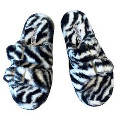 Nwt Olivia Miller Faux Fur Lined Zebra Print Slip On Slide Sandal Womens Strappy Sandals, Gold Strappy Sandals, Bow Flip Flops, Womens Slides Sandals, Olivia Miller, Glitter Sandals, Espadrilles Platform, Bow Sandals, Black Wedge Sandals