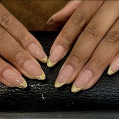 Good Chrome Almond Nails, Gold Tip Oval Nails, Acrylic Nails Gold Tips, Senora Nails, Gold Chrome Nail Tips, Gold French Tip Chrome Nails, Short Almond Nails Chrome French Tip, Sparkly Gold French Tip Nails Almond, Gold Tip Nails Almond