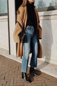 Fall Outfit Jeans And Boots, Black Coat With Jeans Outfit, Winter 2022 Boots Trends, Severe Winter Outfit, Fall Style Jeans, Boots And Denim Outfit, Winter 2022 Fashion Trends Street Style, Medium Boots Outfit, Gen Z Fall Fashion 2023