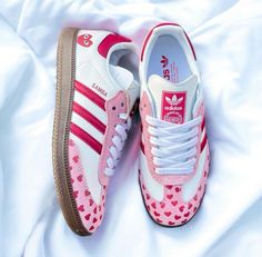 Hslot 2023, Cdg Play, Adidas Sambas, Pretty Shoes Sneakers, Fresh Shoes, Shoe Inspo, Swag Shoes, Pink Adidas, Adidas Gazelle