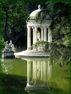 an image of a fountain in the dark