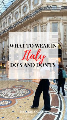 the words what to wear in italy do's and don'ts are overlaid