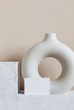 Interior design inspiration: Bring your room to life with this modern minimalist white halo vase. This ceramic vase is versatile and can be filled with water for fresh flowers, used for dried pampas grass, flowers or other dried floral arrangements. The design is simple, inspired by our everyday snack, a donut with the intention of making a fun yet elegant decor. Get your donut vase, the trendiest ceramic vase now on Home & More - Flower vase, ceramic vase, donut vase, round vase, decoration Dry Flowers Diy, Cool House Features, Corner Styling, Minimalistic Room, Traditional Decorating, Home Decor Beige, Danish Interior Design, Laura James