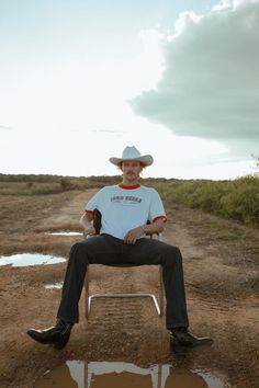 Cowboy-sitting-in-chair-in-front-of-puddle Cowboy Men Outfit, Cowboy Editorial, Cowboy Outfit Men, Mens Cowboy Boots Outfit, Urban Cowboy Style, Masculinity Quotes, Cowboy Men, Mens Western Wear, Quotes Empowering