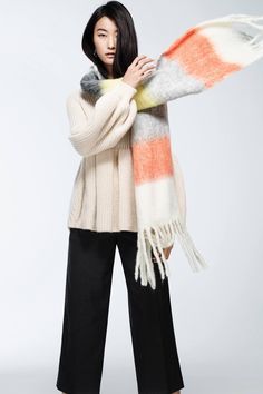 Ji Hye Park Scarf Fashion Photography, Scarf Photography, Winter Wardrobe Essentials, Fashion Photography Inspiration, Shooting Photo, Cozy Chic, Closet Fashion, Fashion Photoshoot, Wool Scarf