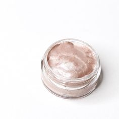 DIY : HIGHLIGHTER NATUREL MAISON – DUPE DU JELLY BEAM DE FARSALI | Un point c'est Lou Lip Stain Diy, Diy Highlighter, Natural Eyeshadow Looks, Green Concealer, Golden Blonde Hair Color, Natural House, Makeup Highlighter, Diy Lotion, Diy Lip Balm