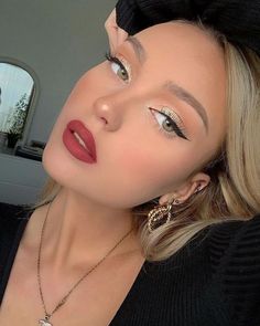 Makeup Bibir, Eyeliner Trends, Makeup Cantik, Make Up Designs, Make Up Gold, Gold Eyeliner, Makeup Nails Designs, Red Lip Makeup