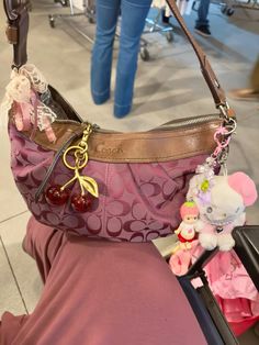 Keyychains sonny angel hello kitty Dream Bag Aesthetic, Christmas Bag Decorating Ideas, Bag Accessories Aesthetic, Bag Charm Ideas, Girly Things Aesthetic, Angel Hello Kitty, Female Clothes Outfits, Purse Decorations, Hello Kitty Purse