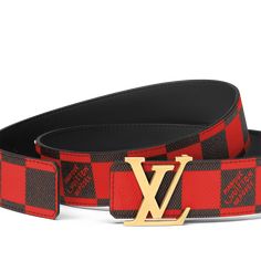 2024春夏メンズ･ファッションショーに登場したリバーシブルベルト｢ベルト･LV イニシャル 40MM リバーシブル｣。ダミエ･ポップ キャンバスをファッショナブルなカラーバリエーションで仕上げました。ブラウンのカーフレザーを使用したストラップの裏面が、より落ち着いた印象を演出。ゴールドカラーのLV イニシャルのバックルと新たなシグネチャー｢Louis Vuitton Maison Déposée｣が、目を引くステートメントを放ちます。 Louis Vuitton Outfit Men, Lv Bracelet For Men, Louis Vuitton Men Bracelet, Belt Louis Vuitton, Lv Belt Men, Black Lv Belt, Louis Vuitton Pattern, Louis Vuitton Outfit, Louis Vuitton Crossbody