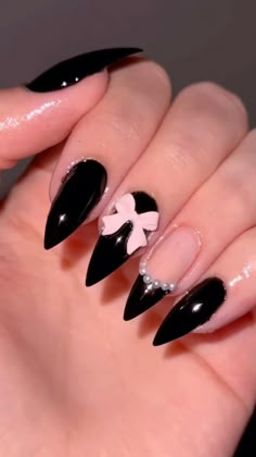 bows coquette ribbon black nails aesthetic Halloween Coquette Nails, Light Pink And Black Nails Design, Gothic Coquette Nails, Kuromi Almond Nails, Black Nails With Pink Bow, Black Nails Coquette, Black And Pink Bow Nails, Black Nail Inspo For Prom, Coquette Nails Black