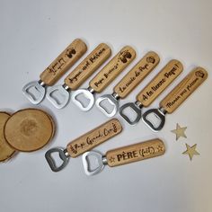 Découvrez ce joli decapsuleur en bois personnalisable !  Il vous suffit de renseigner le texte que vous souhaitez inscrire sur votre decapsuleur  Ce cadeau séduira à coup sûr la personne a qui vous l'offrirez  Vous pouvez associer ce cadeau au joli bouchon de bois personnalisable ou encore la planche apéritif en bois également personnalisables ! Bottle Opener, Barware, Bar