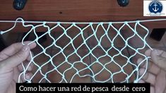 two hands are holding up a white wire net with the words como hacer una red de pesca desece cero