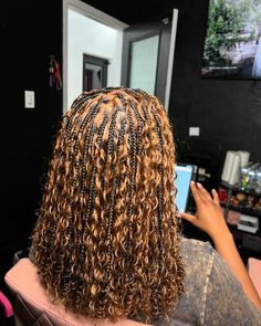 Bobo Braid Hairstyles, Black And Blonde Goddess Braids, Honey Blonde Boho Knotless Braids Bob, Boho Knotless Braids Short, Boho Braided Hairstyles, Braided Hairstyles For Black Women Cornrows, Feed In Braids Hairstyles