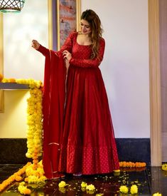 Colour Party, Asian Wedding Dress, Lehenga Designs Simple, Churidar Designs, Anarkali Dress Pattern, Simple Gowns, Indian Dresses Traditional, Modest Dresses Casual