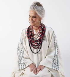 Hashtag #alimacgraw en Instagram • Fotos y videos Ali Mcgraw Style, Babe Rainbow, Fashion Ideas For Women, Ali Mcgraw, Boho Fashion Over 40, Ali Macgraw, Older Women Fashion, Advanced Style