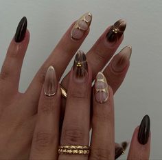 Simple Autumn Nails Almond, Gel Polish Nail Designs Brown, Autumn Nail Asthetic, Nails Inspo 2024 Fall, Black Brown Nail Art, Brown Fall Nail Set, Brown Nails And Gold, Autumn Nail Inspo Almond, Brown Nails Inspo Aesthetic