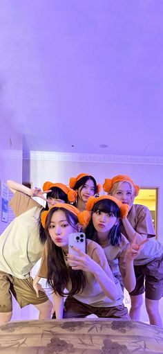 Le Sserafim Ot5 Wallpaper, 90s Wallpaper Hip Hop, Kpop Backgrounds, Cute Simple Wallpapers, Cute Celebrity Guys, Pop Artist, Kpop Fanart, I Love Girls