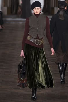 Ralph Lauren Fall, Ralph Lauren Style, Ralph Lauren Collection, 가을 패션, Green Skirt, Mode Vintage, Mode Inspiration, Looks Vintage, Look Fashion