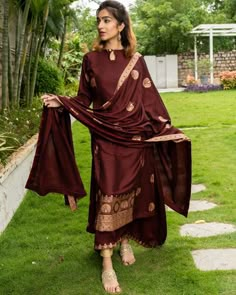 Maroon Kurti Combination Dupatta, Maroon Desi Outfit, Maroon Kurti Combination, Wine Color Kurta Women, Maroon Kurta Set For Women, Flared Anarkali, Layered Kurta, Kurta With Dupatta, Green Cape