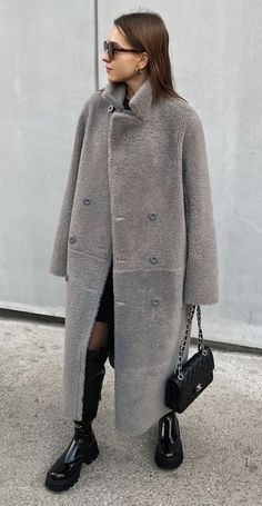 Best Winter Outfits, Coat Trends, Autumn Street Style, Neutral Outfit, Midi Skirts, Suit Fashion, Work Attire, Winter Fashion Outfits, Coat Fashion