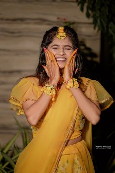 haldi poses for bride Haldi Program Photoshoot, Pose For Haldi, Haldi Photoshoot Ideas For Bride, Haldi Poses Gril, Haldi Portrait Bride, Hindu Haldi Ceremony, Haldhi Stills Bride Dress, Poses For Haldi Bride, Haldi Photo Poses For Bride