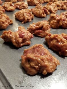 some cookies that are on a cookie sheet