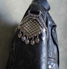 . Battle Jacket, Diy Vetement, Black Leather Jacket, Coco Chanel, Dandy, Back To Black