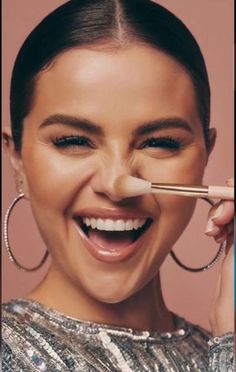 Maquillaje Selena Gomez, Selena Gomez Rare Beauty, Selena Gomez Rare, Makeup Artist Branding, Makeup Shoot, Selena Gomez Makeup, Selena Selena, Branding Photoshoot Inspiration, Selena G