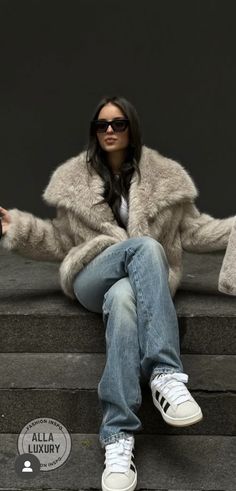 Fur Coat Outfits, Faux Fur Coats Outfit, Sandals Design, Winter Fashion Outfits Casual, Foto Poses, Lily Collins, Outfit Inspo Fall