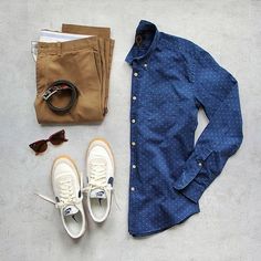 Chino Shoes, Casual Outfit Inspiration, Mens Fashion Blog, Mens Attire, Man Style, On The Ground, Red Shirt, Fashion Mode