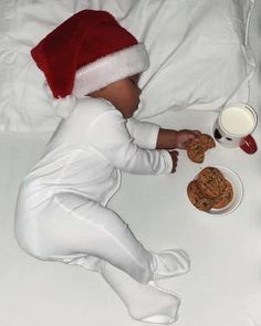 Baby Present Photoshoot, Home Baby Christmas Pictures, Cute Newborn Christmas Pictures, Baby Santa Hat Pictures, Christmas Photos Baby Boy, Cute Christmas Baby Pictures, Thanks Giving Baby Photoshoot, Halloween Photo Ideas For Baby, Baby Xmas Photoshoot