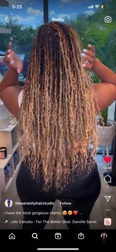 Two Color Faux Locs, Blond Goddess Locs, Blonde Ombre Locs Black Women, Blonde Boho Locs Black Women, Blonde Ombré Boho Braids, Ombre Boho Locs, Color Protective Styles, Ash Blonde Locs Black Women, Ombré Faux Locs