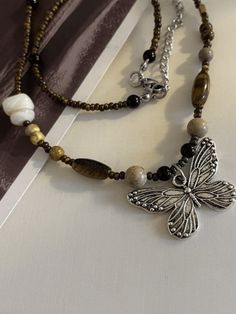 Collier papillon en pierre de perles vintage-Necklaces-MAUV STUDIO-STREETWEAR-Y2K-CLOTHING Grunge Necklaces, Punk Fairy, Butterfly Necklace Silver, Grunge Pattern, Geometric Butterfly, Grunge Jewelry, Street Y2k, Earthy Jewelry, Fairy Jewelry