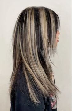 Skunk Hair, Y2k Hairstyles, Hair Color Streaks, Hair Streaks, Dyed Hair Inspiration, Emo Hair, Pretty Hair Color, Hair Stylies, Dye My Hair