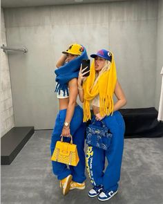 Streetwear Poses Photo Ideas, La Outfit, Mode Harajuku, Hoodies Y2k, Y2k Inspired Outfit, Accessories Y2k, High Fashion Outfits, Y2k Clothing, Chill Outfits