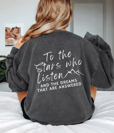 Get ready to be OBSESSED with your new Acotar sweatshirt. It's the cutest and most trendy way to emit all those important trendy vibes.  This is the perfect Sarah J Maas sweatshirt! Makes a great gift! * Q U I C K * F A C T S * ✺ 50% preshrunk cotton ~ 50% Polyester ✺ Wash and dry normally (on cool for best results) * S I Z I N G * ✺ For an oversized fit, please choose two or three sizes up from your usual size ✺ Model is wearing size L  ✺ Sizing is unisex so runs like men's, though not overly large ✺ Size guide and fit:Please see size chart in images * S H I P P I N G * T I M E S * ✺ Our items are individually made with love for each of our buyers. Because of this, our processing time is 2-5 business days (depending on order volume) plus transit time, but typically much faster. We know ou Acotar Sweatshirt, Summer Sweatshirt, Book Clothes, Cute Shirt Designs, Casual Shirt Women, Throne Of Glass, Cute Fall Outfits