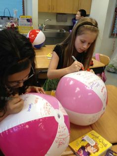 Beach ball signing for end of year party! Grad Treats, Graduation Themes, Homeroom Mom, 5th Grade Graduation, Stitch Party, End Of Year Party, Party 2023, End Of Year Activities, School Daze