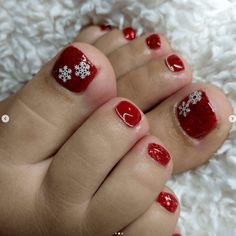 I Want… Christmas Toe Nails Silver Pedicure Ideas, Toe Nails Christmas, Toe Nails Design Ideas, Winter Toe Nails, Christmas Toe Nails, Nail Designs Toenails, Christmas Toes, Festive Nails, Toenail Designs