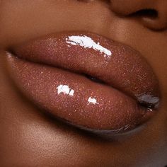 Lip Gloss Colors Shades, Lip Looks Glossy, Lip Color Ideas, Lip Gloss Looks, Glittery Lips, Caramel Skin Tone, Grad Makeup, Melted Caramel, Lip Kiss