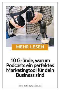 Person hält Kopfhörer und Mikrofon vor einem Tisch mit der Aufschrift "Mehr Lesen". Text darunter: "10 Gründe, warum Podcasts ein perfektes Marketingtool für dein Business sind". Podcast