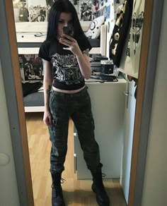 Metalhead Style, Metalhead Fashion, Alternative Women, Fem Outfits, Md Fashion, Metalhead Girl, Black Metal Girl, Goth Stuff, Mode Chanel