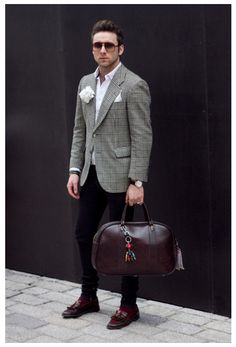 Men's Street Style London Sports Jacket With Jeans, Elegants Outfits, Office Bags For Men, Tailored Suit, Casual Styles, White Long Sleeve Shirt, London Street Style, Outfit Trends