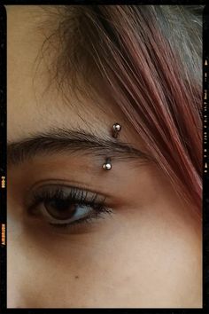 eyebrow piercing idea Eye Brown Piercing, Types Of Eyebrow Piercings, Small Eyebrow Piercing, Cute Eyebrow Piercing, Eyebrow Piercing Aesthetic, Double Eyebrow Piercing, Eyebrows Piercing