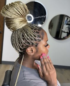 Blonde mixed color braids Knotless Box Braids In A Bun, Blonde Cornrows Black Women, Blonde Goddess Knotless Braids, Mixed Colour Braids, Mixed Color Braids, Color Braids For Black Women, Blonde Boho Knotless Braids, Mixed Braids, Knotless Hairstyles