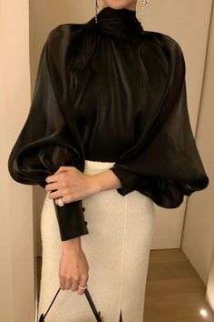 Satin Bluse, High Neck Blouse, Elegant Blouses, Modest Fashion Outfits, Loose Shirts, Looks Chic, Solid Clothes, Black Blouse, Look Fashion